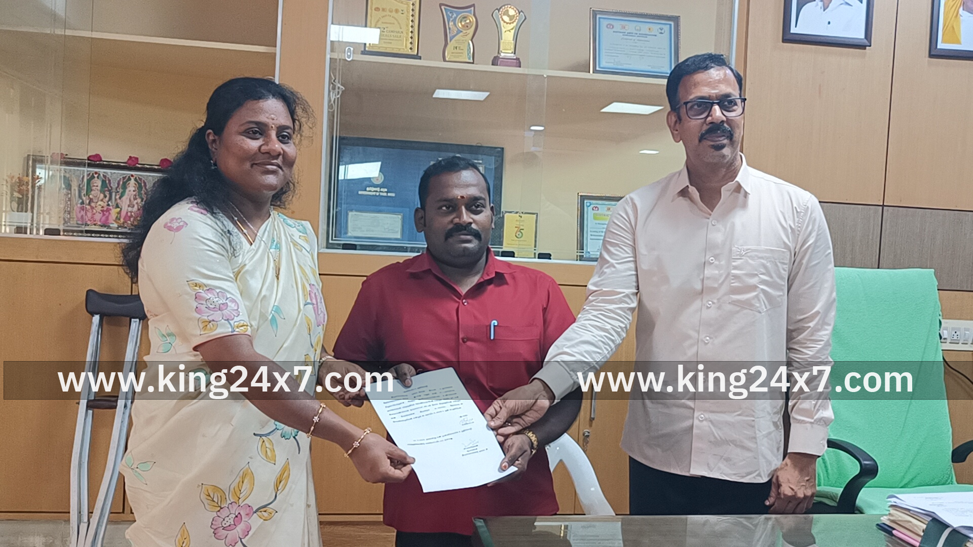 திருச்செங்கோடு நகராட்சியில் மாற்றுத் திறனாளி நியமன உறுப்பினராக நியமிக்கப்பட்ட பாரத் என்பவர் இன்று பதவி ஏற்று கொண்டார் 