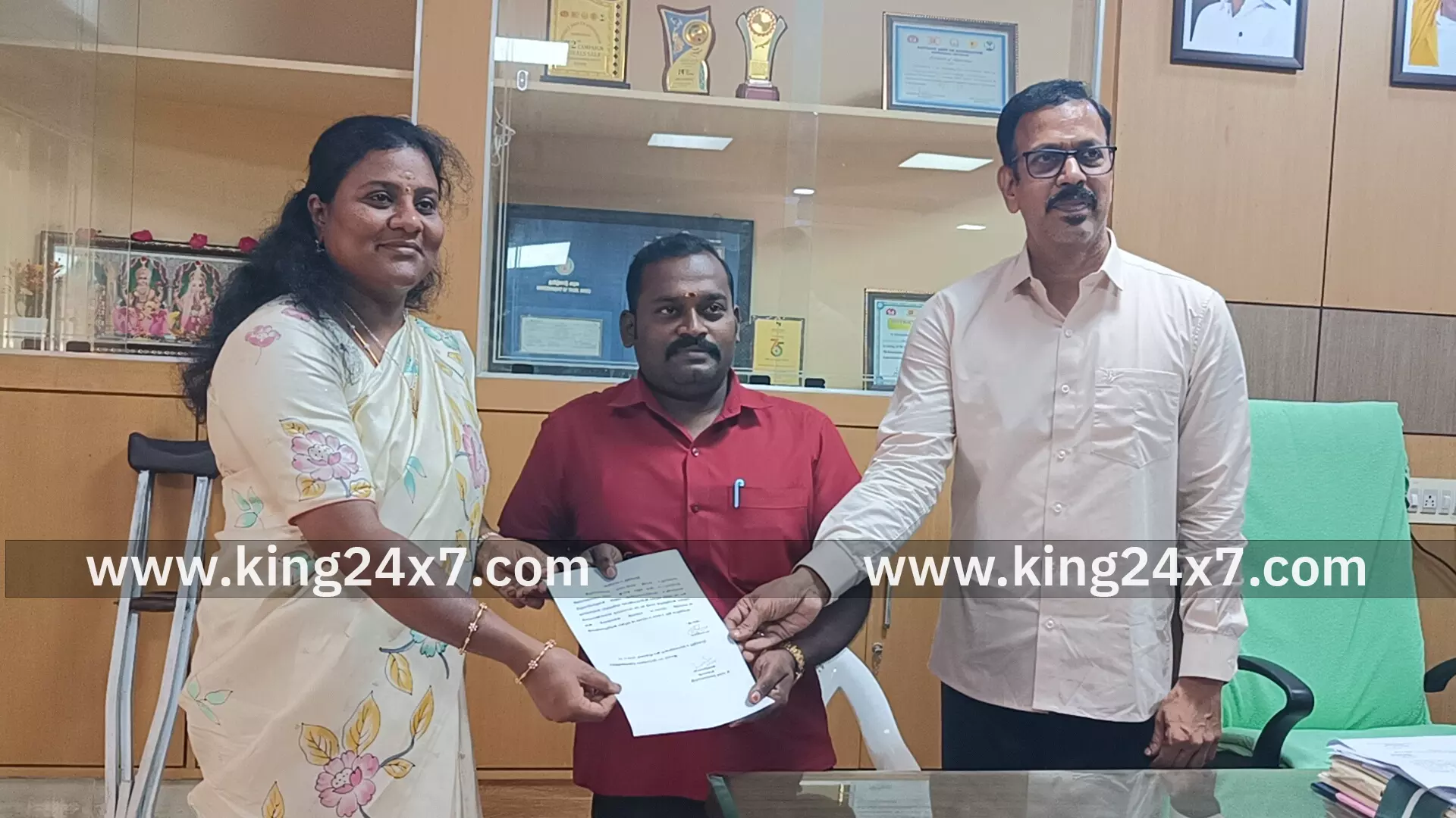 திருச்செங்கோடு நகராட்சியில் மாற்றுத் திறனாளி நியமன உறுப்பினராக நியமிக்கப்பட்ட பாரத் என்பவர் இன்று பதவி ஏற்று கொண்டார் 