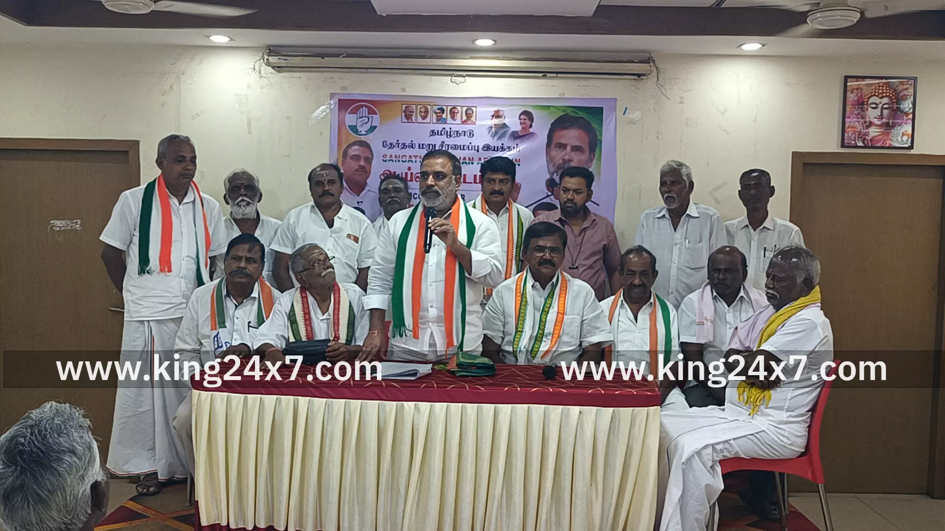 காங்கிரஸ் கட்சியை பலப்படுத்த கட்சியின் கீழ்மட்ட நிர்வாகிகளை சந்தித்து கருத்து கேட்கும் கூட்டம் திருச்செங்கோட்டில் நடந்தது மேலிட பார்வையாளர் பெல்லையாநாயக் கலந்து கொண்டார்