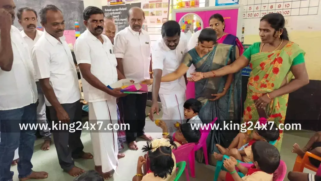 உதயநிதி ஸ்டாலின் பிறந்த நாளை முன்னிட்டு அங்கன்வாடிக்கு பரிசுகள் வழங்கல்