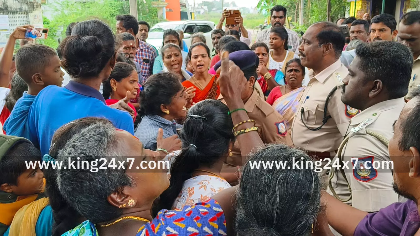 ஆரணி அருகே அடிப்படை வசதிகளை கேட்டு சாலை மறியல் ஆரணி அருகே அடிப்படை வசதிகளை கேட்டு சாலை மறியல்