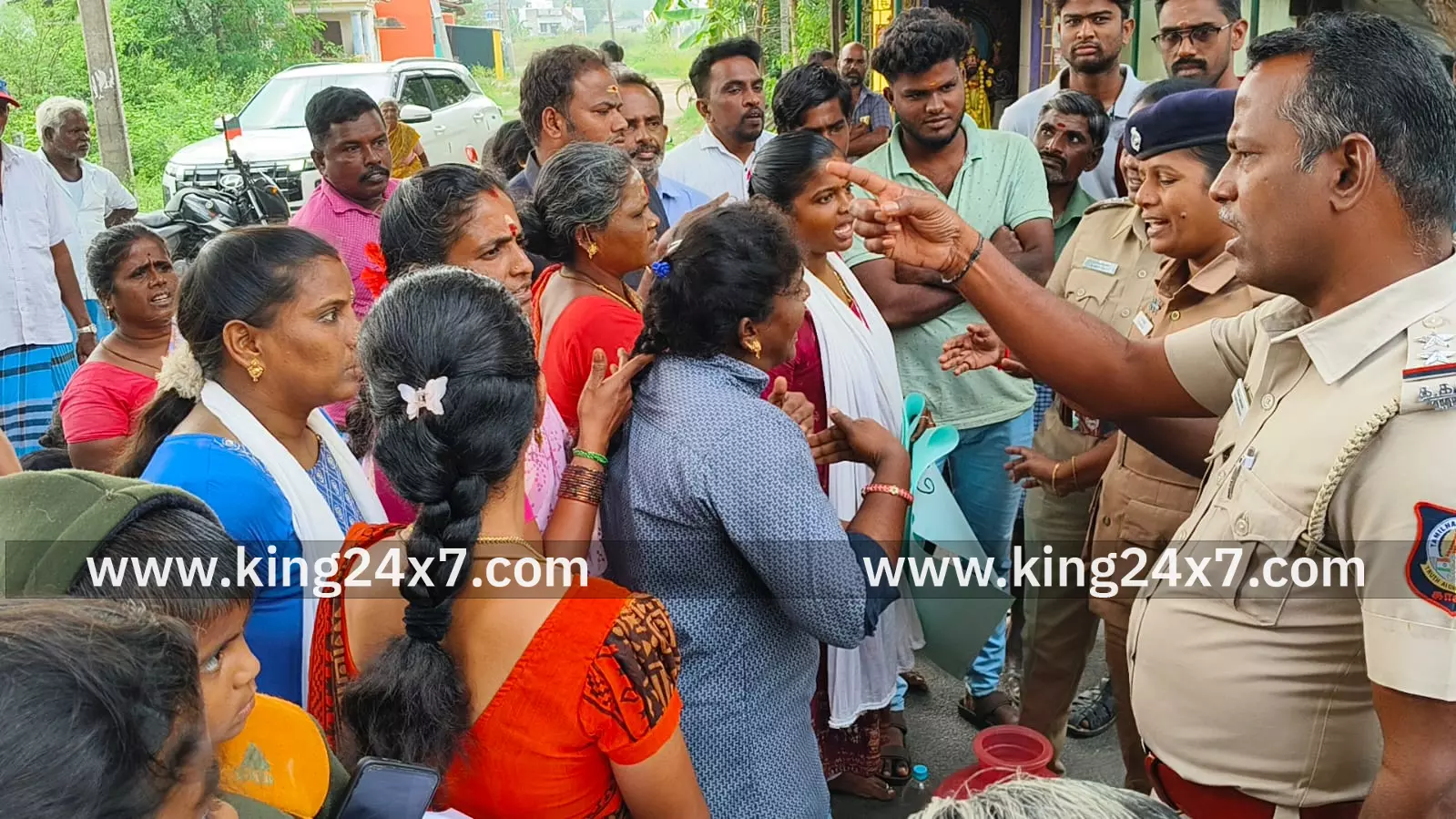 ஆரணி அருகே அடிப்படை வசதிகளை கேட்டு சாலை மறியல் ஆரணி அருகே அடிப்படை வசதிகளை கேட்டு சாலை மறியல்