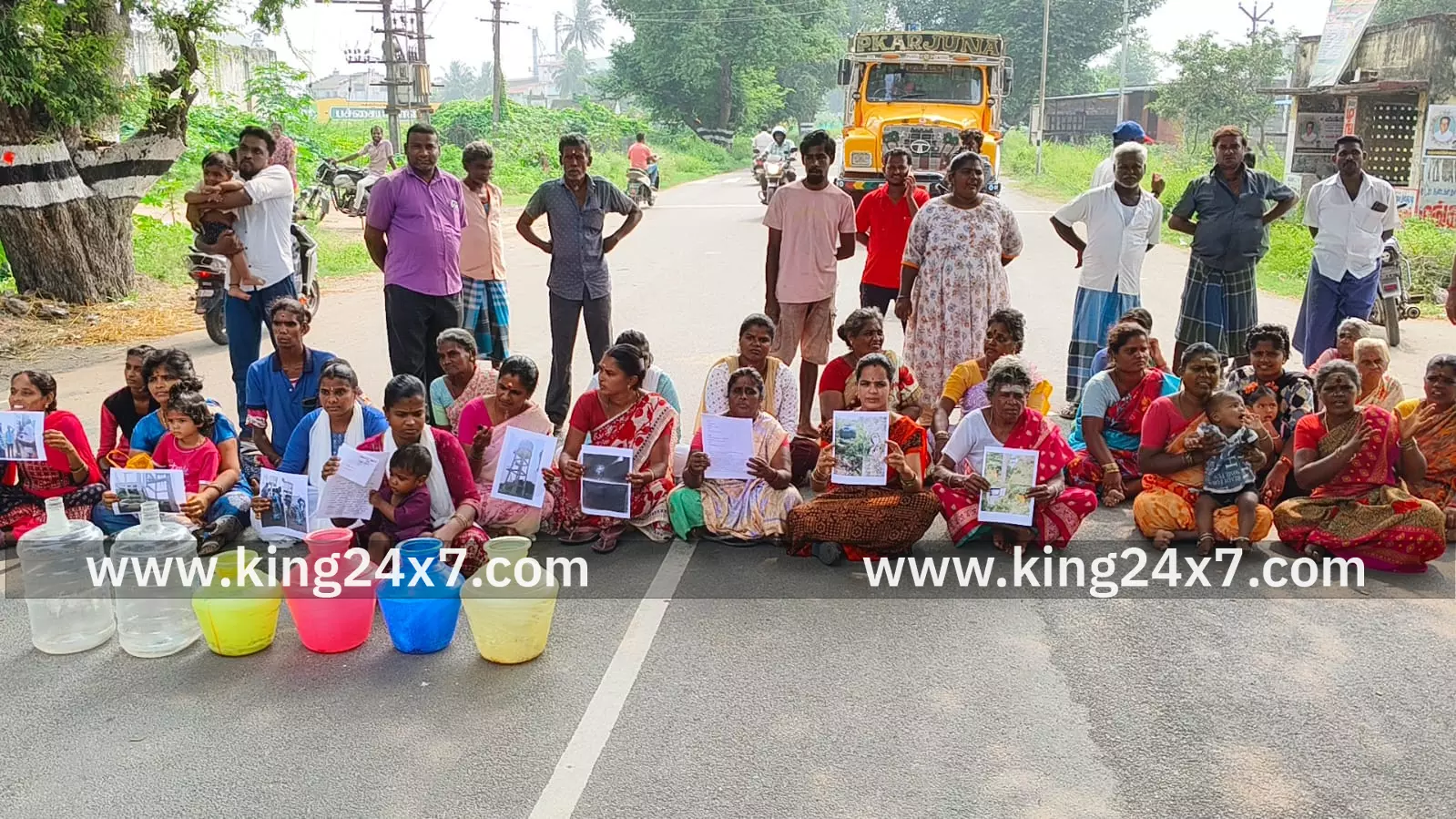 ஆரணி அருகே அடிப்படை வசதிகளை கேட்டு சாலை மறியல் ஆரணி அருகே அடிப்படை வசதிகளை கேட்டு சாலை மறியல்