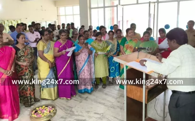 அரசியலமைப்பு தினத்தை முன்னிட்டு இந்திய அரசமைப்பு முகப்புரையை உறுதிமொழி எடுத்துக் கொண்டனர் அரசியலமைப்பு தினத்தை முன்னிட்டு இந்திய அரசமைப்பு முகப்புரையை உறுதிமொழி எடுத்துக் கொண்டனர்