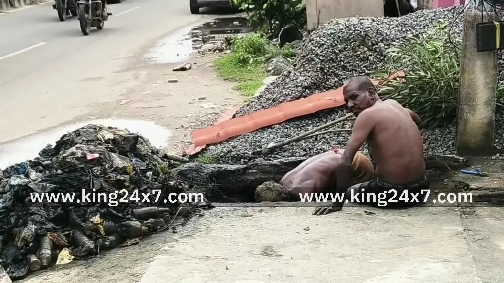 கைகளால் கழிவுநீர் கால்வாயை தொழிலாளர்கள் சுத்தம் செய்யும் அவலம்