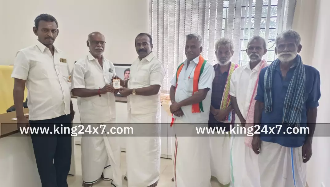 காங்கிரஸ் மாவட்ட நிர்வாகி பாஜகவில்