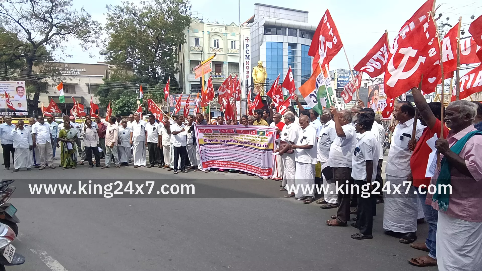 திருச்செங்கோட்டில் அனைத்து தொழிற்சங்கங்கள் கூட்டமைப்பு சார்பில் ஒன்றிய பாஜக அரசை கண்டித்து ஆர்ப்பாட்டம்