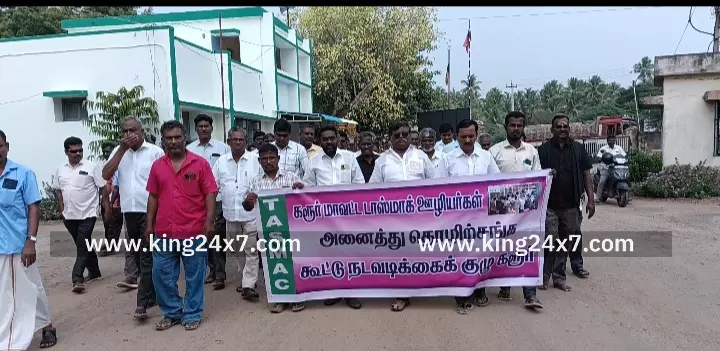 கரூர் காலி மது பாட்டில்களை திரும்பப்பெறும் முடிவை மாற்று வழியில் செய்ய வலியுறுத்தி டாஸ்மார்க் மேலாளரிடம் மனு . கரூர் காலி மது பாட்டில்களை திரும்பப்பெறும் முடிவை மாற்று வழியில் செய்ய வலியுறுத்தி டாஸ்மார்க் மேலாளரிடம் மனு .