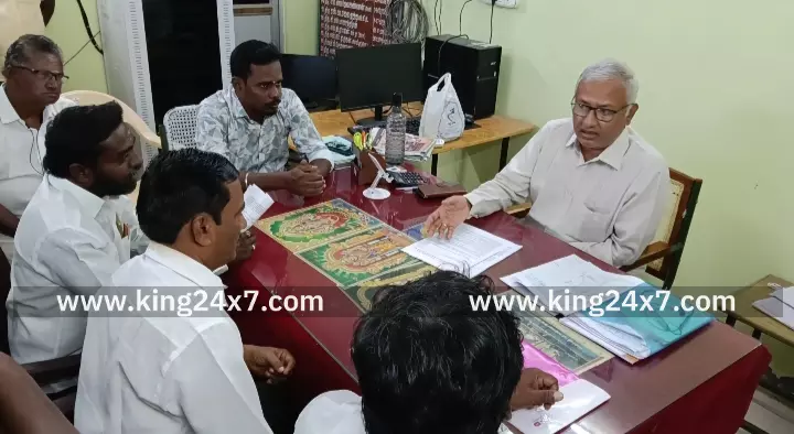 கரூர் காலி மது பாட்டில்களை திரும்பப்பெறும் முடிவை மாற்று வழியில் செய்ய வலியுறுத்தி டாஸ்மார்க் மேலாளரிடம் மனு . கரூர் காலி மது பாட்டில்களை திரும்பப்பெறும் முடிவை மாற்று வழியில் செய்ய வலியுறுத்தி டாஸ்மார்க் மேலாளரிடம் மனு .