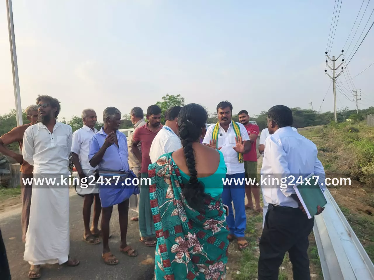 ஊதியூர் அருகே சோலார் மின்சாரம் கம்பம் அமைக்க பொதுமக்கள் எதிர்ப்பு