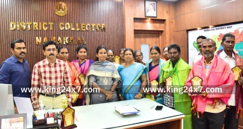 100 சதவீதம் பதிவேற்றம் செய்த வாக்குச்சாவடி நிலை அலுவலர்களுக்கு பொன்னாடை அணிவித்து, கேடயம் வழங்கி கௌரவித்த மாவட்ட ஆட்சியர். 100 சதவீதம் பதிவேற்றம் செய்த வாக்குச்சாவடி நிலை அலுவலர்களுக்கு பொன்னாடை அணிவித்து, கேடயம் வழங்கி கௌரவித்த மாவட்ட ஆட்சியர்.