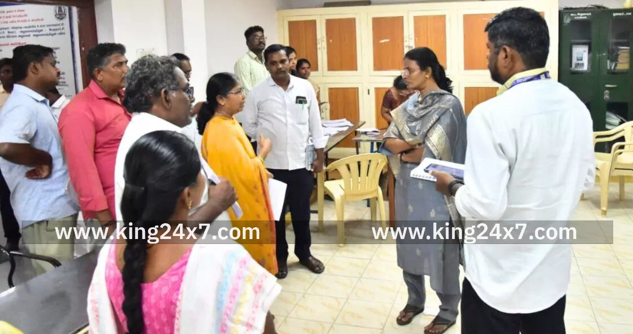 100 சதவீதம் பதிவேற்றம் செய்த வாக்குச்சாவடி நிலை அலுவலர்களுக்கு பொன்னாடை அணிவித்து, கேடயம் வழங்கி கௌரவித்த மாவட்ட ஆட்சியர்.