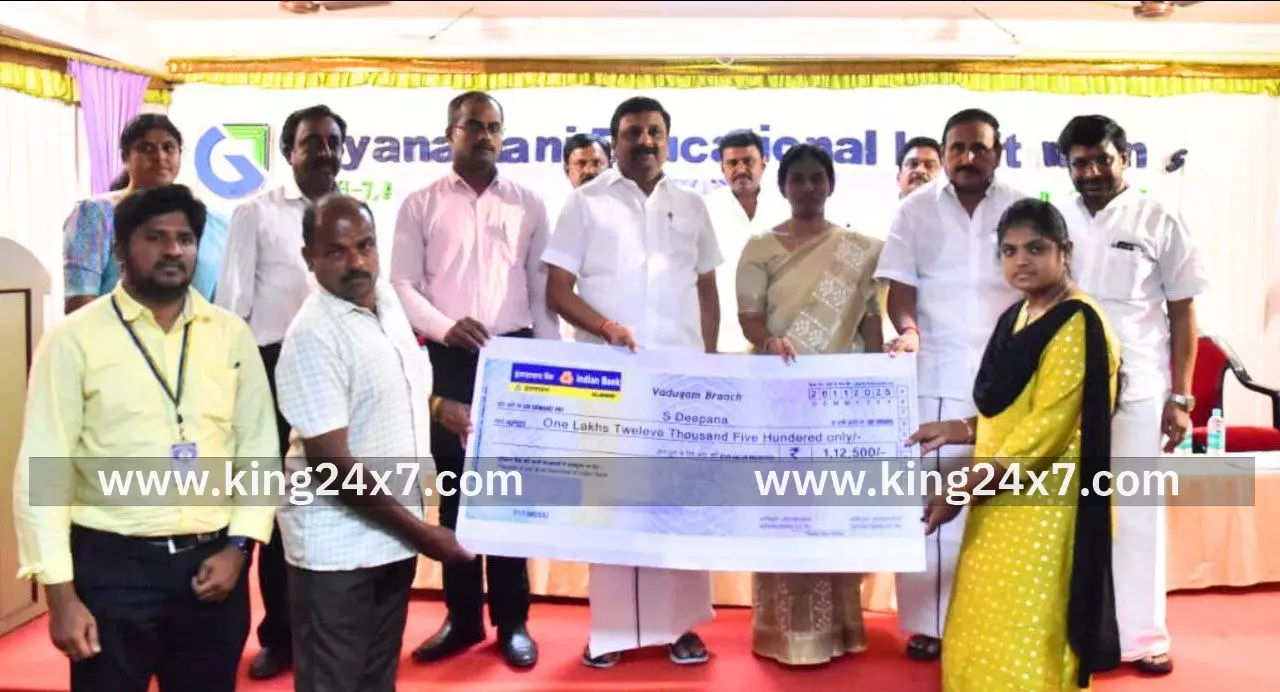 மாபெரும் கல்விக்கடன் முகாமில், 250 மாணவ, மாணவியர்களுக்கு ரூ.16.28 கோடி மதிப்பில் கடனுவிகளை வழங்கிய எம்.பி கே.ஆர்.என் ராஜேஷ்குமார்.