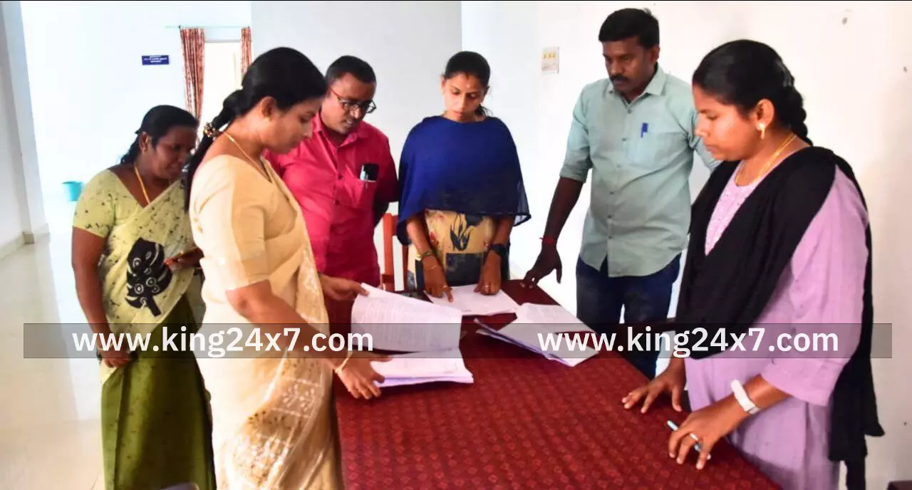 வாக்காளர் பட்டியல் சிறப்பு தீவிர திருத்தம், 2026, கணக்கீட்டுப் படிவங்களை பதிவேற்றம் செய்யும் பணியினை கள ஆய்வு மேற்கொண்ட மாவட்ட ஆட்சியர்.