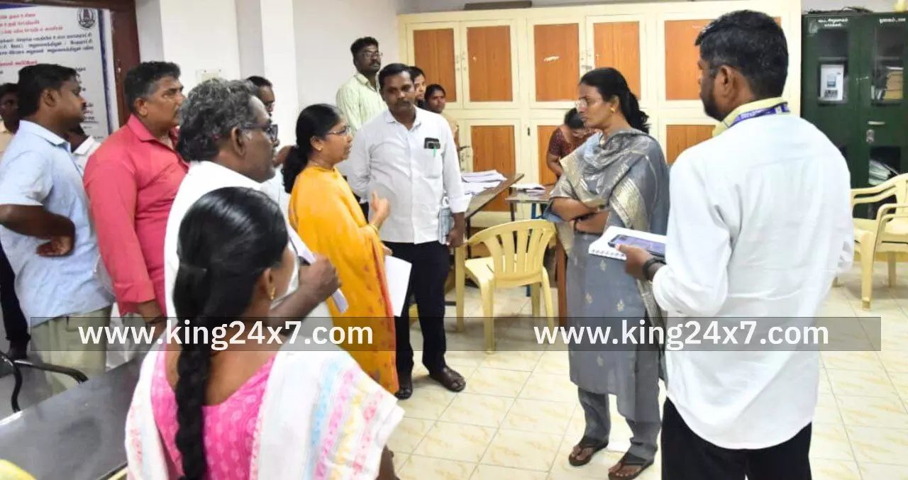 வாக்காளர் பட்டியல் சிறப்பு தீவிர திருத்தம், 2026, கணக்கீட்டுப் படிவங்களை பதிவேற்றம் செய்யும் பணியினை கள ஆய்வு மேற்கொண்ட மாவட்ட ஆட்சியர். வாக்காளர் பட்டியல் சிறப்பு தீவிர திருத்தம், 2026, கணக்கீட்டுப் படிவங்களை பதிவேற்றம் செய்யும் பணியினை கள ஆய்வு மேற்கொண்ட மாவட்ட ஆட்சியர்.