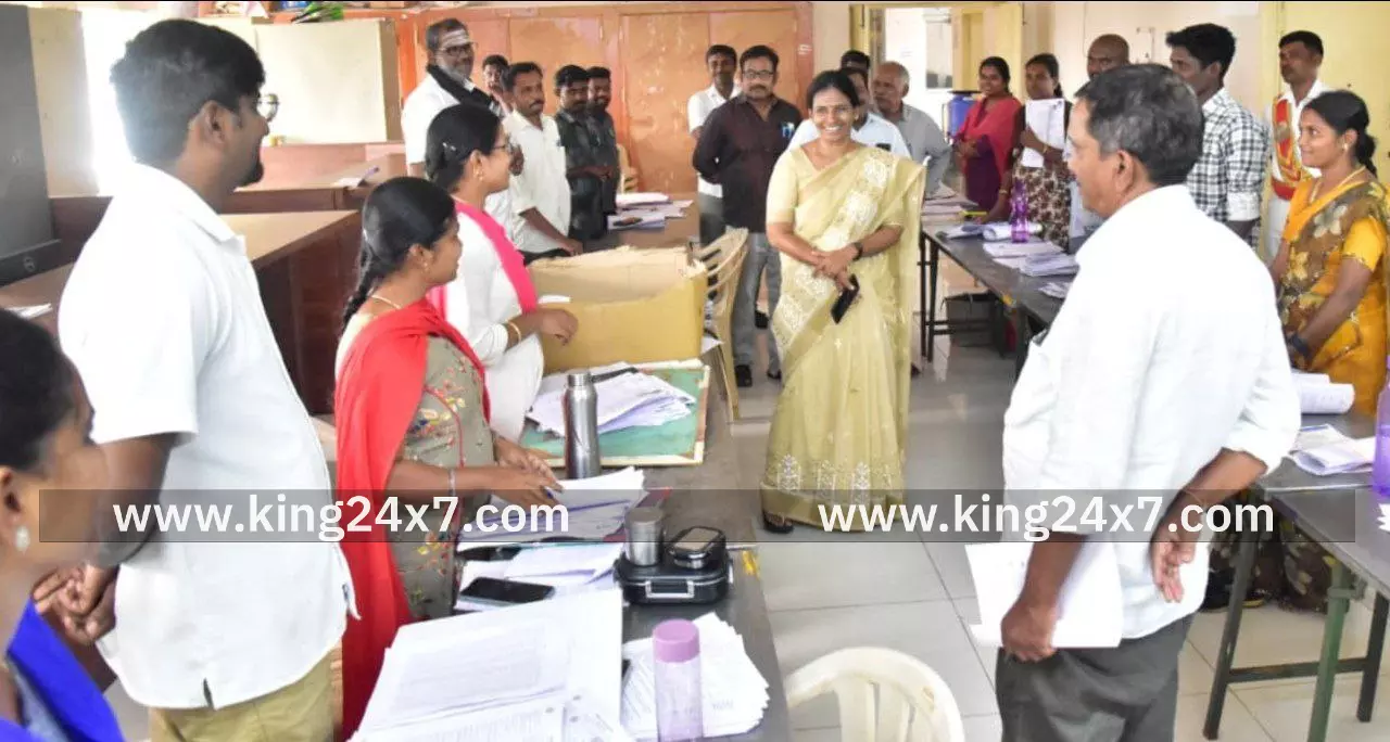 வாக்காளர் பட்டியல் சிறப்பு தீவிர திருத்தம், 2026, கணக்கீட்டுப் படிவங்களை பதிவேற்றம் செய்யும் பணியினை கள ஆய்வு மேற்கொண்ட மாவட்ட ஆட்சியர்.