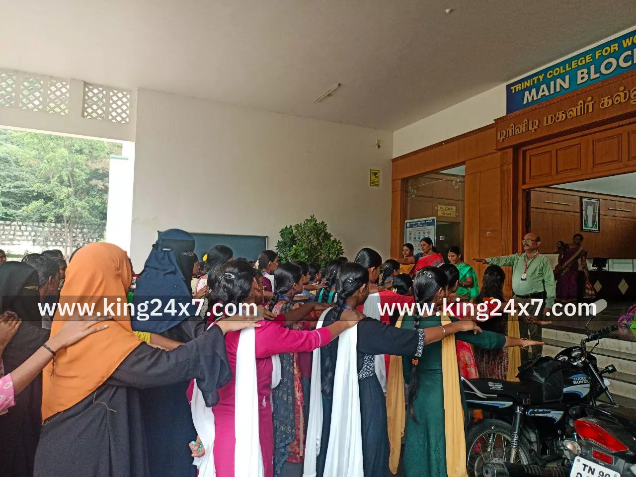 நாமக்கல்   டிரினிடி மகளிர் கல்லூரியில் தேசிய அரசியலமைப்பு தினக் கொண்டாட்டம்.