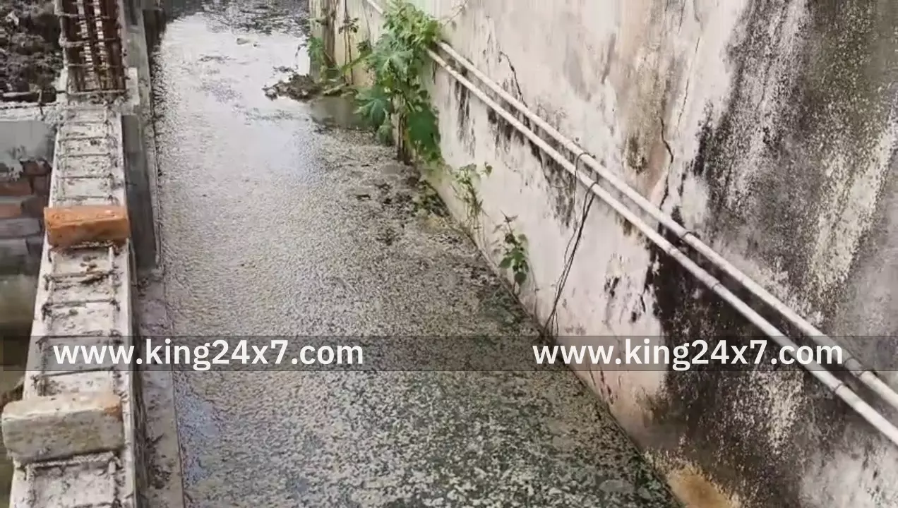 சிறுவாபுரி முருகன் திருக்கோவிலில் சுகாதார சீர்கேடு ஏற்படுத்தும் கோவில் நிர்வாகம் சிறுவாபுரி முருகன் திருக்கோவிலில் சுகாதார சீர்கேடு ஏற்படுத்தும் கோவில் நிர்வாகம்