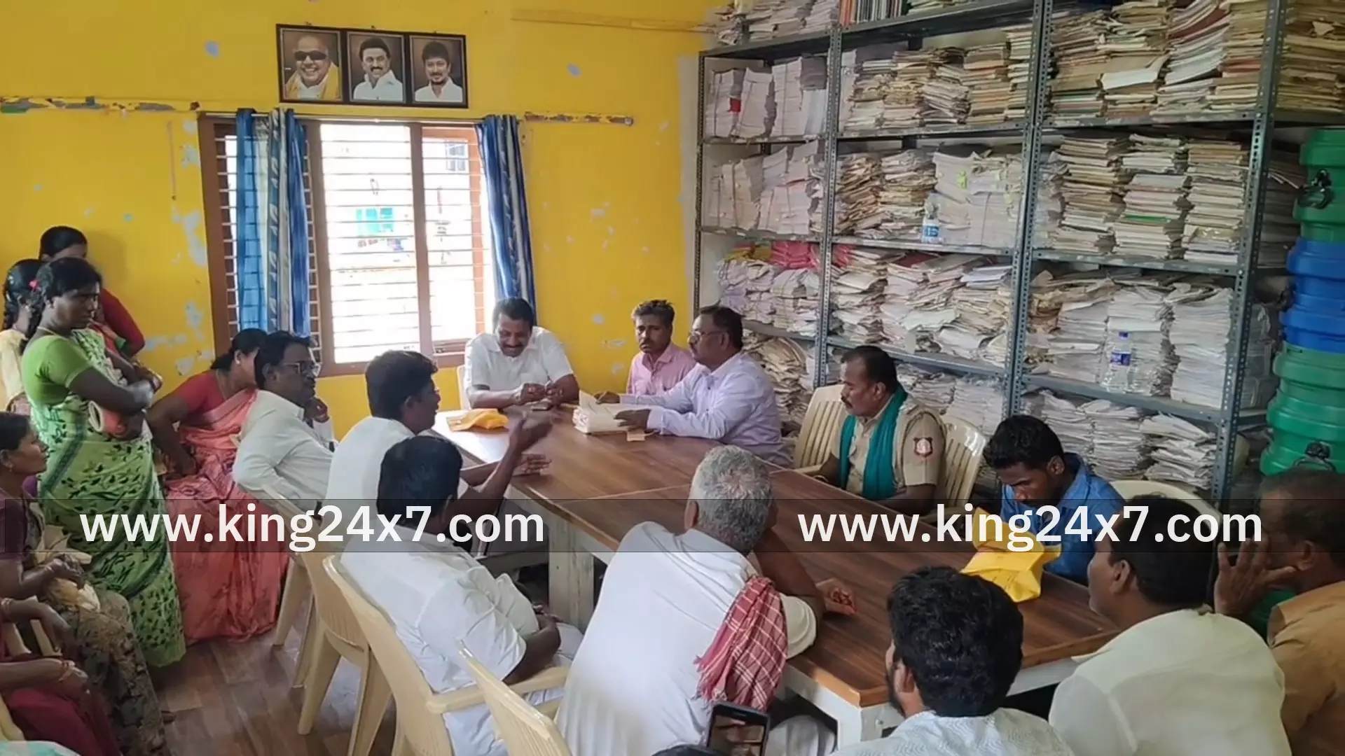 கிருஷ்ணராயபுரம் பேரூராட்சி அலுவலகத்தை முற்றுகையிட்ட பொதுமக்கள்