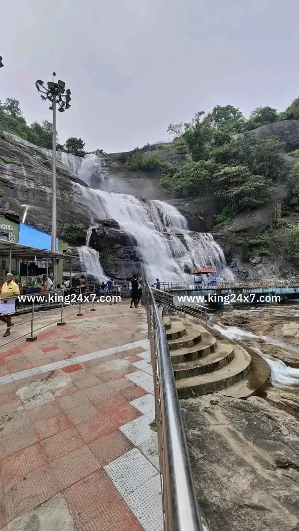 குற்றாலம் மெயின் அருவியில் தண்ணீர் சீராக விழுகிறது