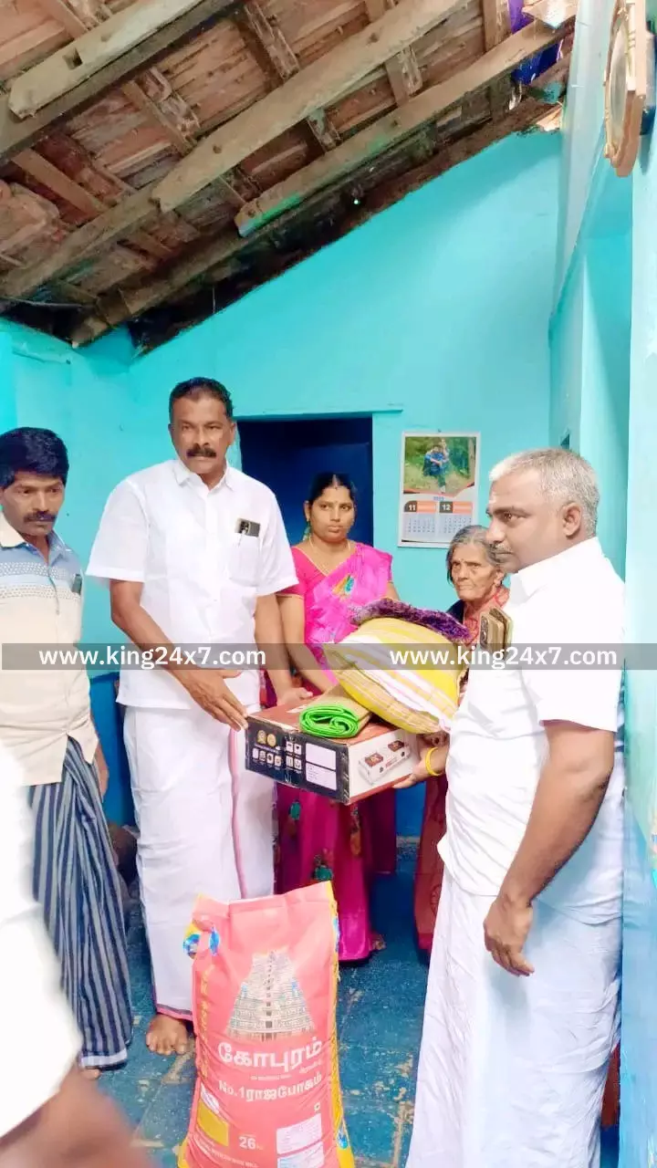 வீடு இடிந்த மூதாட்டிக்கு உதவிகள் வழங்கிய ஜெயபாலன்