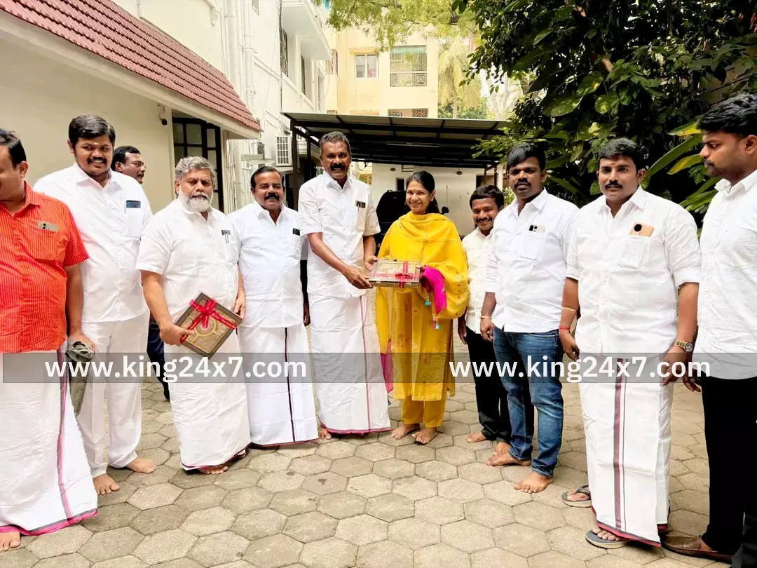 கனிமொழி எம்பியிடம் வாழ்த்து பெற்ற திமுக நிர்வாகிகள்