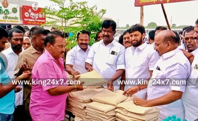 தமிழக துணை முதலமைச்சர் பிறந்தநாளில் கரூரில் ஆட்டோ ஓட்டுநர்களுக்கு சீருடை வழங்கி திமுகவினர் கொண்டாட்டம்.