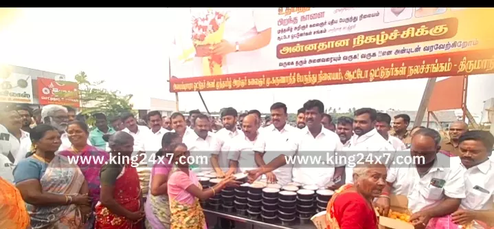 தமிழக துணை முதலமைச்சர் பிறந்தநாளில் கரூரில் ஆட்டோ ஓட்டுநர்களுக்கு சீருடை வழங்கி திமுகவினர் கொண்டாட்டம்.