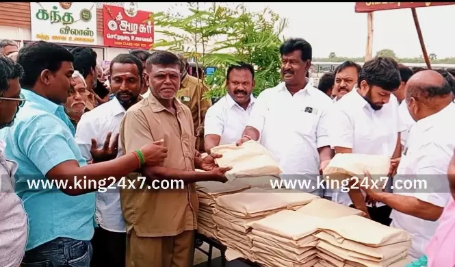 தமிழக துணை முதலமைச்சர் பிறந்தநாளில் கரூரில் ஆட்டோ ஓட்டுநர்களுக்கு சீருடை வழங்கி திமுகவினர் கொண்டாட்டம்.