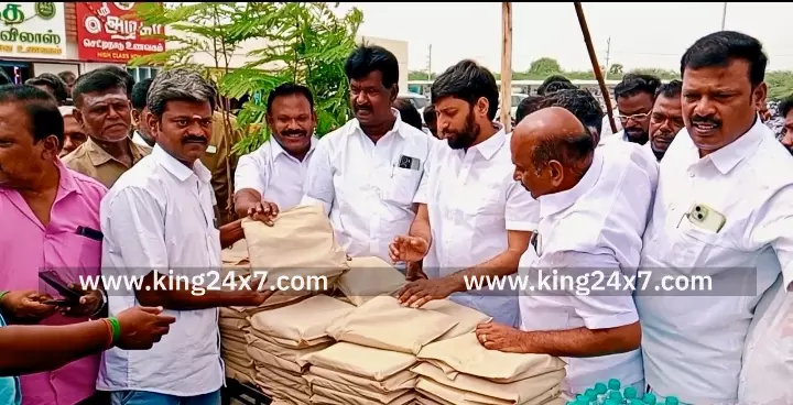 தமிழக துணை முதலமைச்சர் பிறந்தநாளில் கரூரில் ஆட்டோ ஓட்டுநர்களுக்கு சீருடை வழங்கி திமுகவினர் கொண்டாட்டம்.