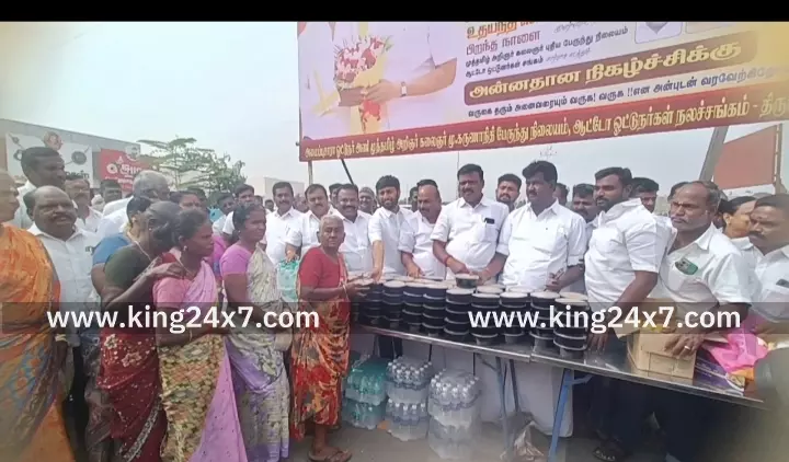 தமிழக துணை முதலமைச்சர் பிறந்தநாளில் கரூரில் ஆட்டோ ஓட்டுநர்களுக்கு சீருடை வழங்கி திமுகவினர் கொண்டாட்டம்.