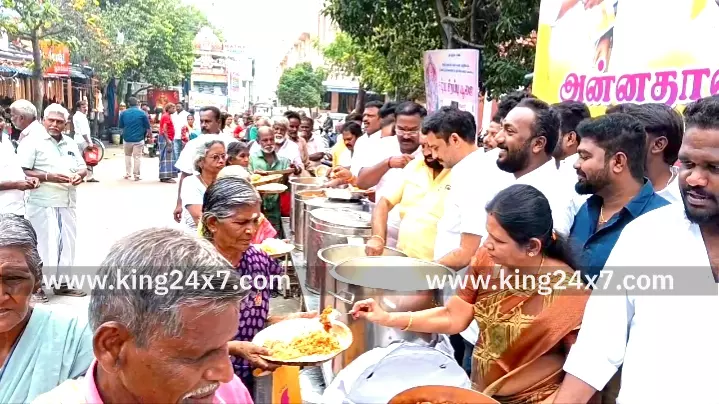 துணை முதலமைச்சர் பிறந்த நாளில் கரூரில் சைவ உணவுகளை வழங்கி வாழ்த்து தெரிவித்த திமுகவினர்.