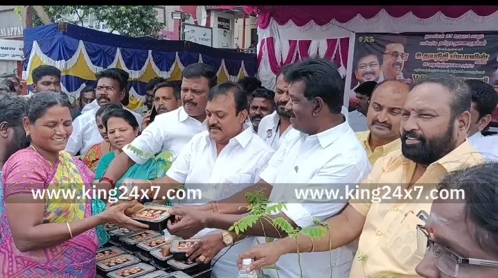 தமிழக துணை முதலமைச்சர் பிறந்த நாளில் கரூரில் பிரியாணி வழங்கி திமுகவினர் கொண்டாட்டம்.