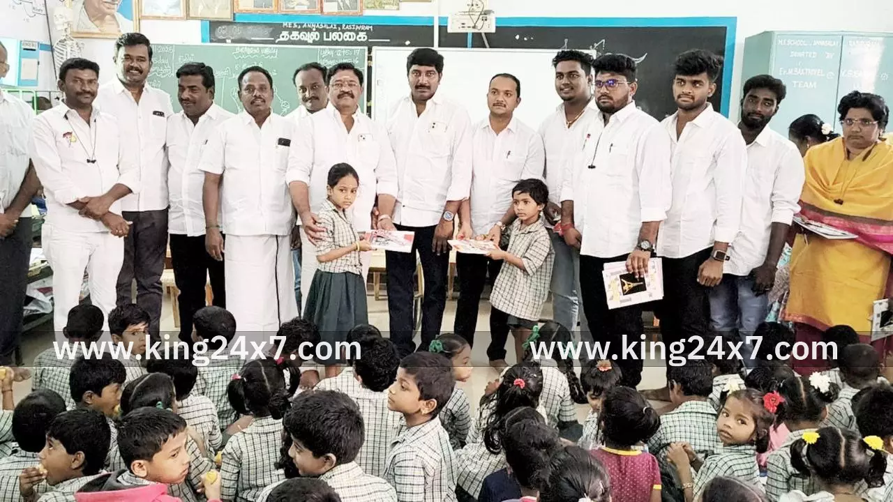 துணை முதல்வர் உதயநிதிஸ்டாலின் பிறந்த நாளை முன்னிட்டு பழைய பேருந்து நிலையத்தில் நடைபெட்ற  பொதுமக்களுக்கு இனிப்பு வழக்கும் நிகழ்ச்சி.