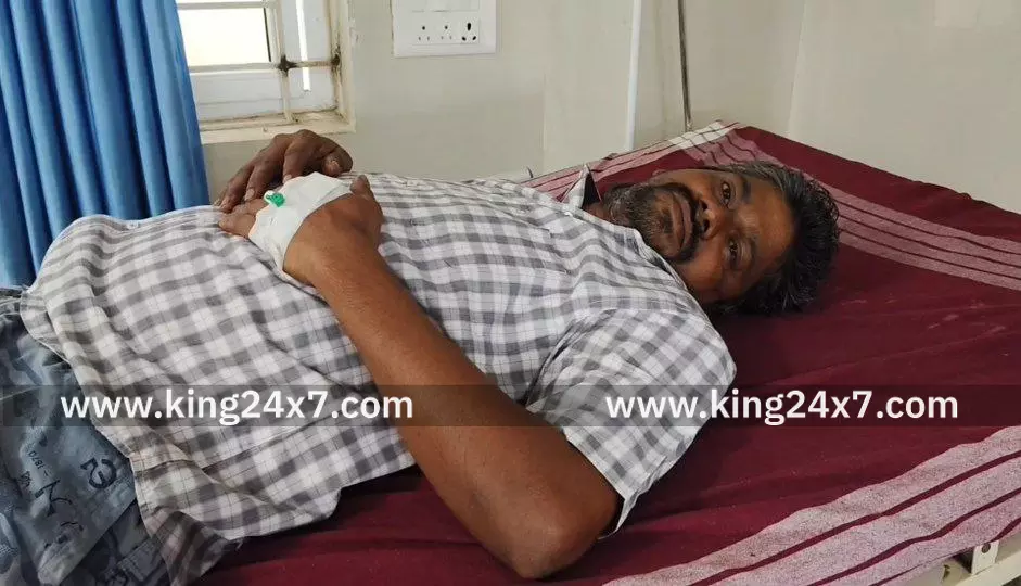 பரமத்தி வேலூர் திமுக மாணவர் அணி அமைப்பாளர் கிட்டு தமிழ் அடியாட்கள் வைத்து கோழிக்கடைக்காரரை தாக்கியதில் கால் முறிவு மருத்துவமனையில் அனுமதி திமுகவினர் கொலை வெறி தாக்குதல் பரமத்தி வேலூர் போலீசார் விசாரணை.