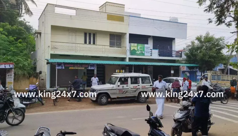 மோகனூர் வலையப்பட்டியில் வீட்டின் கதவை உடைத்து 18 சவரன் நகை 7 லட்சம் ரூபாய் ரொக்க பணம் கொள்ளை மோகனூர் போலீசார் விசாரணை.