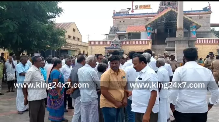 கரூர், வெண்ணைமலை கோவில் நில பிரச்சனை-அறநிலையத்துறை அதிகாரிகள் 450-க்கும் மேற்பட்ட காவல்துறையினர் உதவியுடன்  வீடு மற்றும் கடைகளுக்கு சீல் வைக்கும் பணியை தொடங்கினர்.