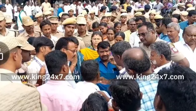 கரூர், வெண்ணைமலை கோவில் நில பிரச்சனை-அறநிலையத்துறை அதிகாரிகள் 450-க்கும் மேற்பட்ட காவல்துறையினர் உதவியுடன்  வீடு மற்றும் கடைகளுக்கு சீல் வைக்கும் பணியை தொடங்கினர்.