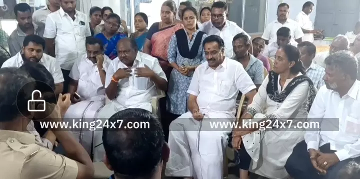 கரூர், வெண்ணைமலை கோவில் நில பிரச்சனை-அறநிலையத்துறை அதிகாரிகள் 450-க்கும் மேற்பட்ட காவல்துறையினர் உதவியுடன்  வீடு மற்றும் கடைகளுக்கு சீல் வைக்கும் பணியை தொடங்கினர்.