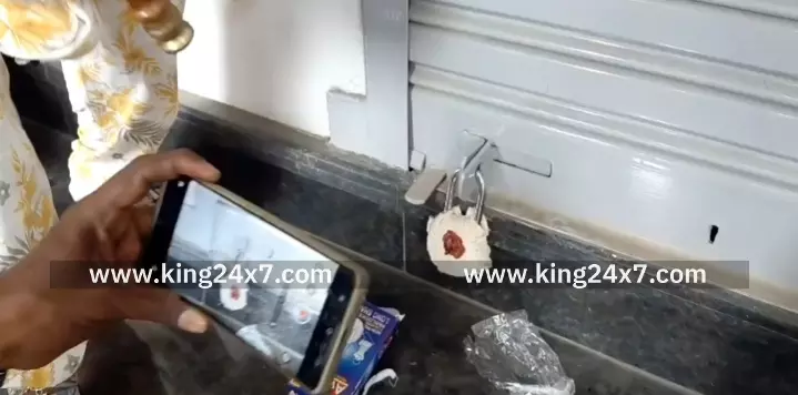 கரூர், வெண்ணைமலை கோவில் நில பிரச்சனை-அறநிலையத்துறை அதிகாரிகள் 450-க்கும் மேற்பட்ட காவல்துறையினர் உதவியுடன்  வீடு மற்றும் கடைகளுக்கு சீல் வைக்கும் பணியை தொடங்கினர்.