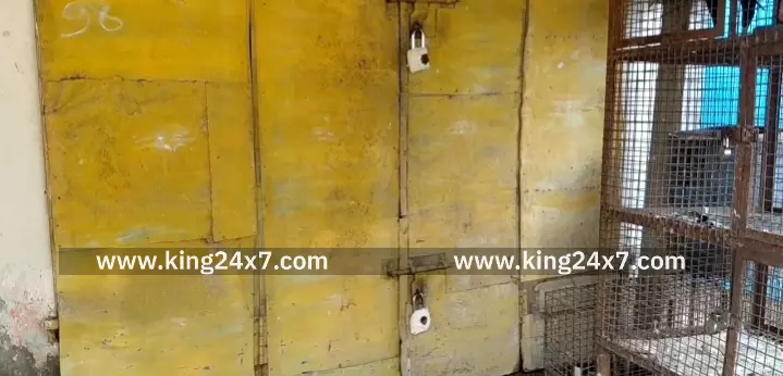 கரூர், வெண்ணைமலை கோவில் நில பிரச்சனை-அறநிலையத்துறை அதிகாரிகள் 450-க்கும் மேற்பட்ட காவல்துறையினர் உதவியுடன்  வீடு மற்றும் கடைகளுக்கு சீல் வைக்கும் பணியை தொடங்கினர்.