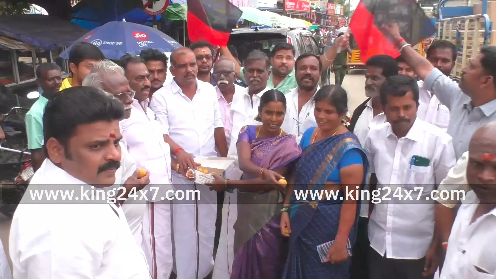 மணப்பாறையில் துணை முதல்வர் பிறந்தநாள் விழா. பொதுமக்களுடன் கொண்டாடிய திமுகவினர்.