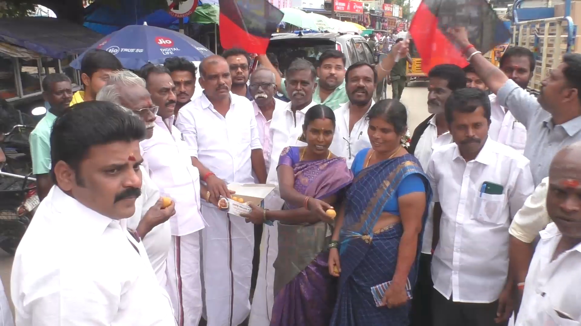 மணப்பாறையில் துணை முதல்வர் பிறந்தநாள் விழா. பொதுமக்களுடன் கொண்டாடிய திமுகவினர்.