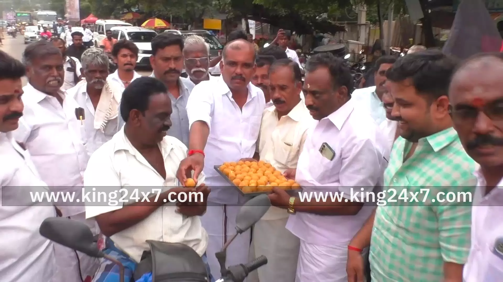 மணப்பாறையில் துணை முதல்வர் பிறந்தநாள் விழா. பொதுமக்களுடன் கொண்டாடிய திமுகவினர்.