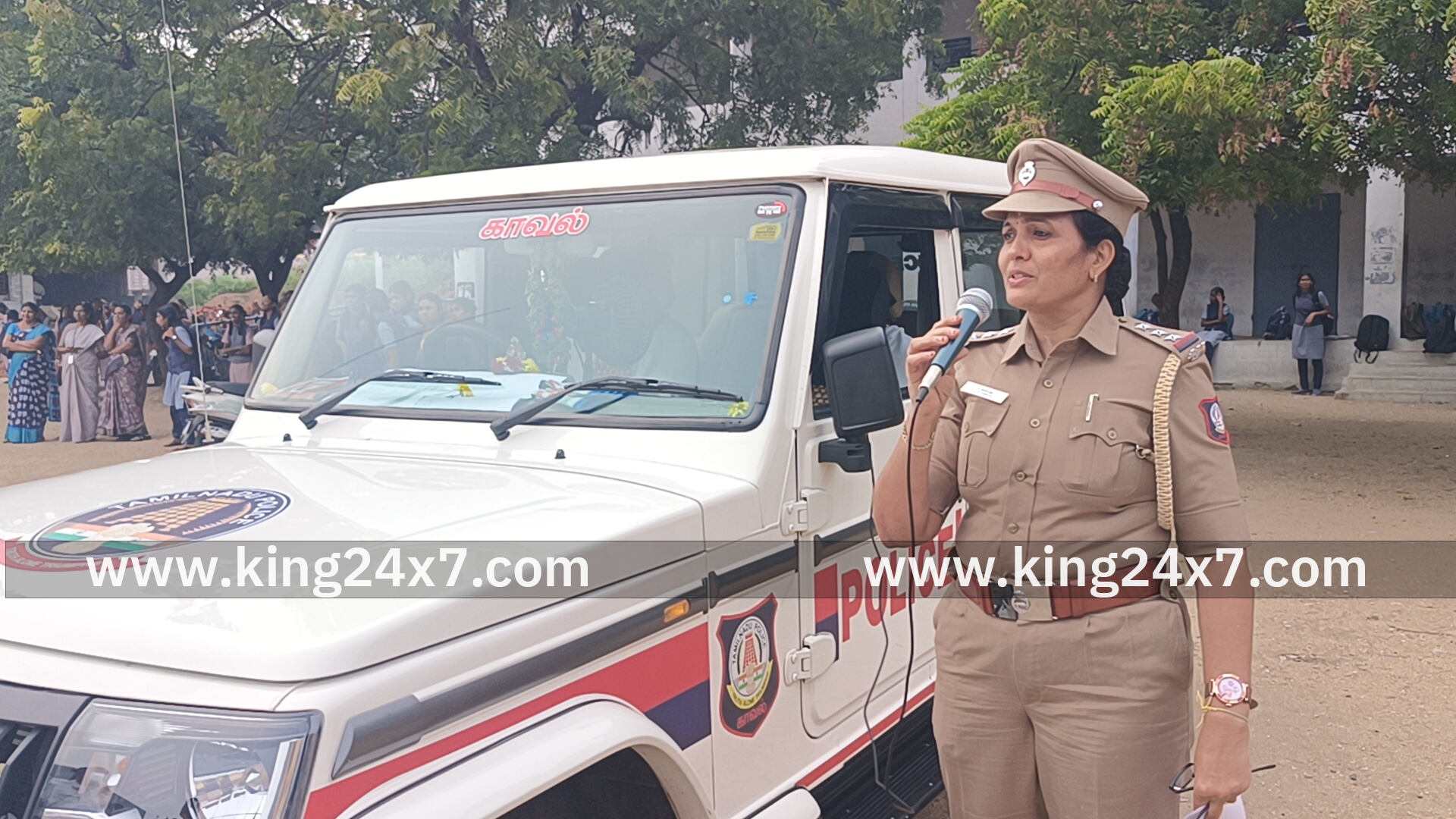 திருச்செங்கோடு நகர காவல் துறை சார்பில் தலைக்கவசம் அணியாமல் வந்த இருசக்கர வாகன ஓட்டிகள் சுமார் 300 பேருக்குநகர காவல் நிலைய ஆய்வாளர் வளர்மதி விழிப்புணர்வு 