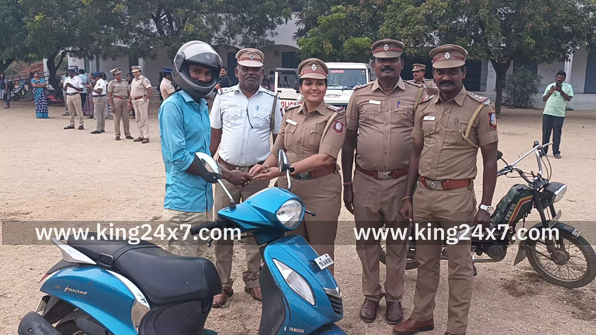 திருச்செங்கோடு நகர காவல் துறை சார்பில் தலைக்கவசம் அணியாமல் வந்த இருசக்கர வாகன ஓட்டிகள் சுமார் 300 பேருக்குநகர காவல் நிலைய ஆய்வாளர் வளர்மதி விழிப்புணர்வு 