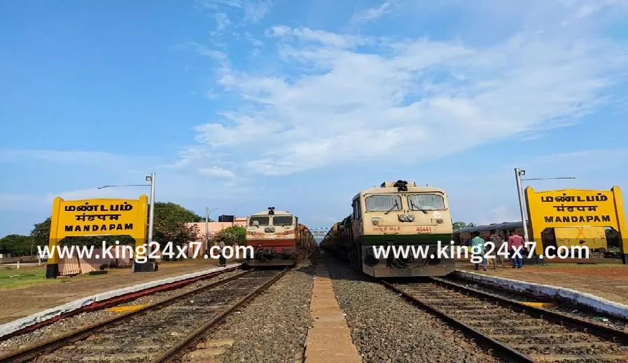 ராமேஸ்வரத்தில் பலத்த சூறைக்காற்று, கனமழை காரணமாக ரயில்கள் மண்டபத்தில் நிறுத்தம்!! ராமேஸ்வரத்தில் பலத்த சூறைக்காற்று, கனமழை காரணமாக ரயில்கள் மண்டபத்தில் நிறுத்தம்!!