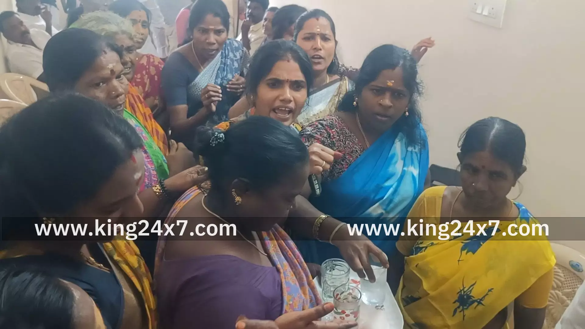 பொன்னேரி நகராட்சி நகர்மன்ற கூட்டத்தில் 21 வது வார்டு பகுதி மக்கள் முற்றுகை