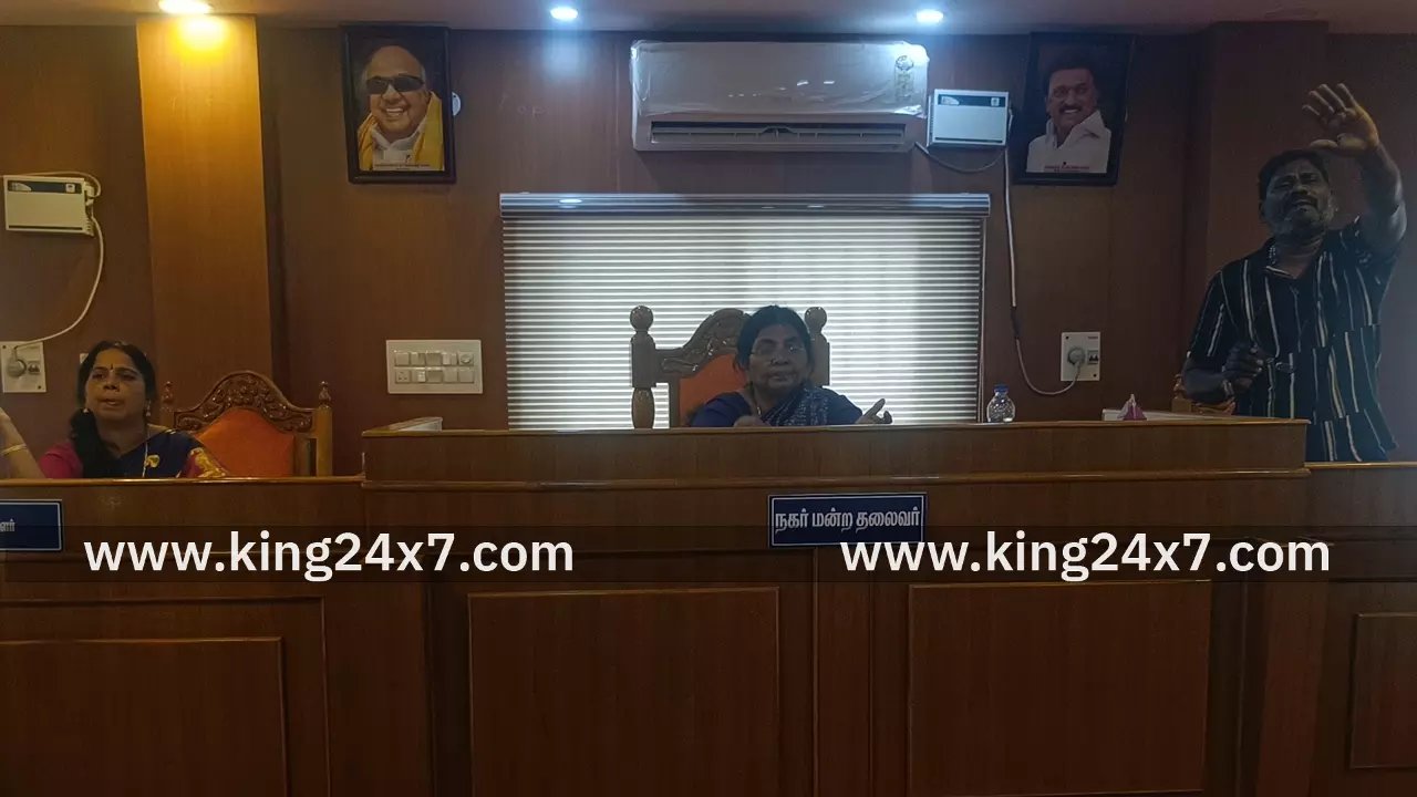 பொன்னேரி நகராட்சி நகர்மன்ற கூட்டத்தில் 21 வது வார்டு பகுதி மக்கள் முற்றுகை பொன்னேரி நகராட்சி நகர்மன்ற கூட்டத்தில் 21 வது வார்டு பகுதி மக்கள் முற்றுகை