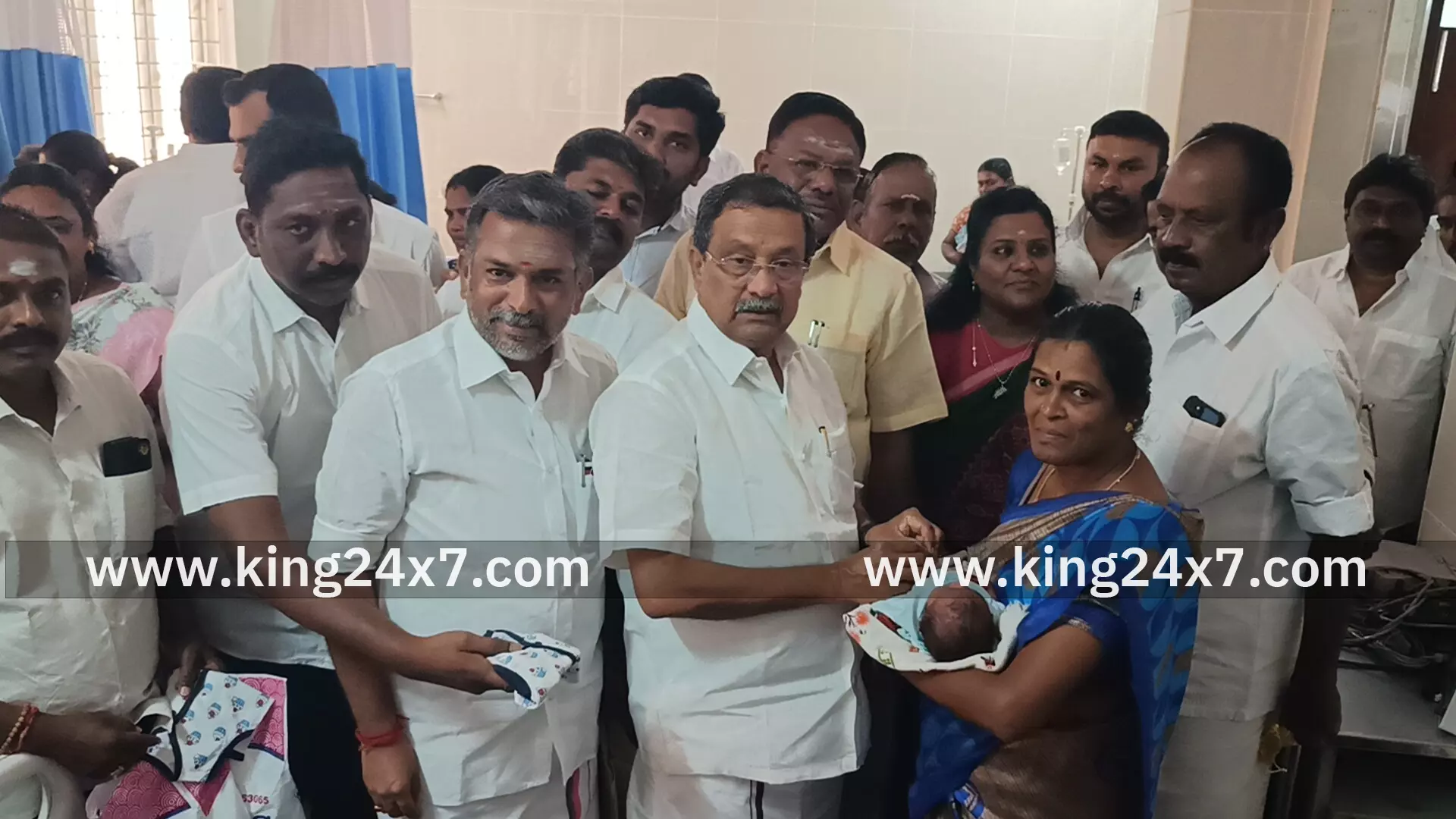 திருச்செங்கோடு நகர திமுக சார்பில்  உதயநிதி ஸ்டாலினின் பிறந்த தினமான நவம்பர் 27ஆம் தேதி திருச்செங்கோடு அரசு மருத்துவமனையில் பிறந்த ஏழு குழந்தைகளுக்கு தங்க மோதிரம் அணிவிப்பு